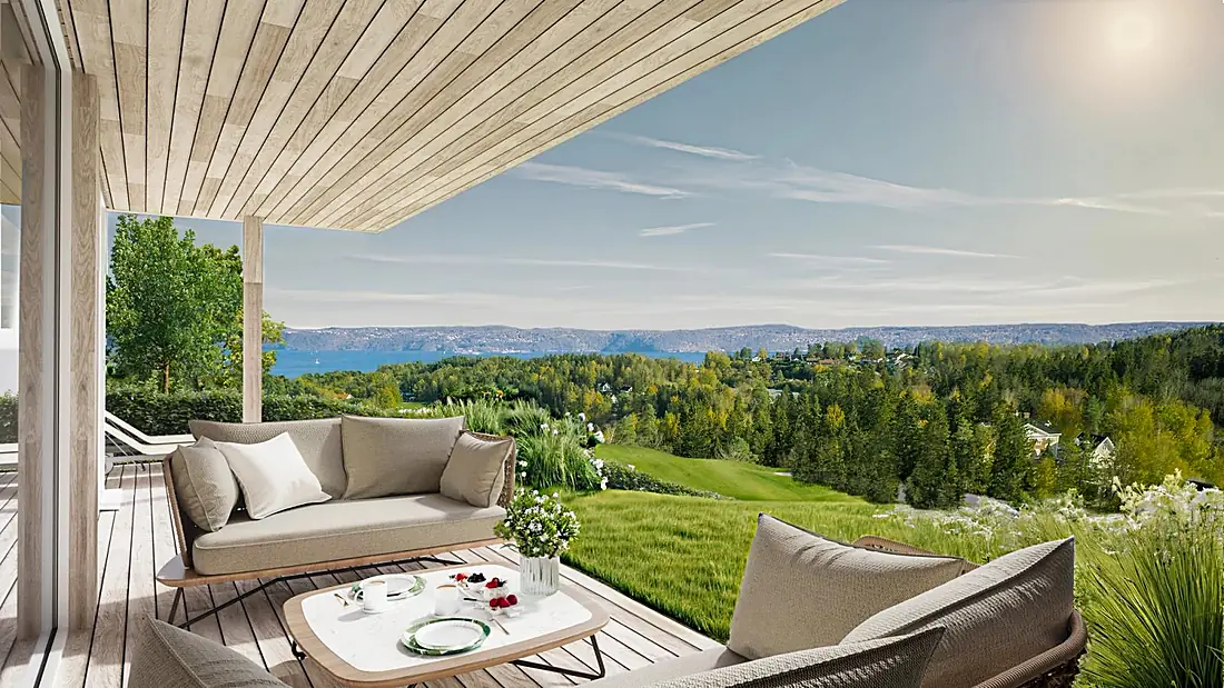 Overbygget terrasse med utsikt over gresskledd skråning, skog og Oslofjorden