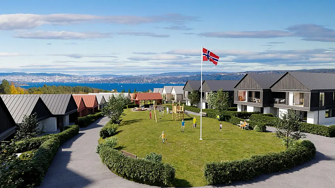 Felles tun med lekeplass, hekker og tomannsboliger, Oslo og fjorden i horisonten